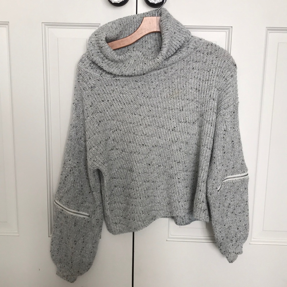 Turtleneck with zipper elbow detail